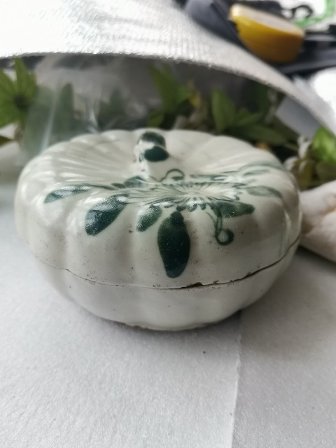 古玩陶瓷南瓜花卉紋蓋盒拍賣，當前價格266元