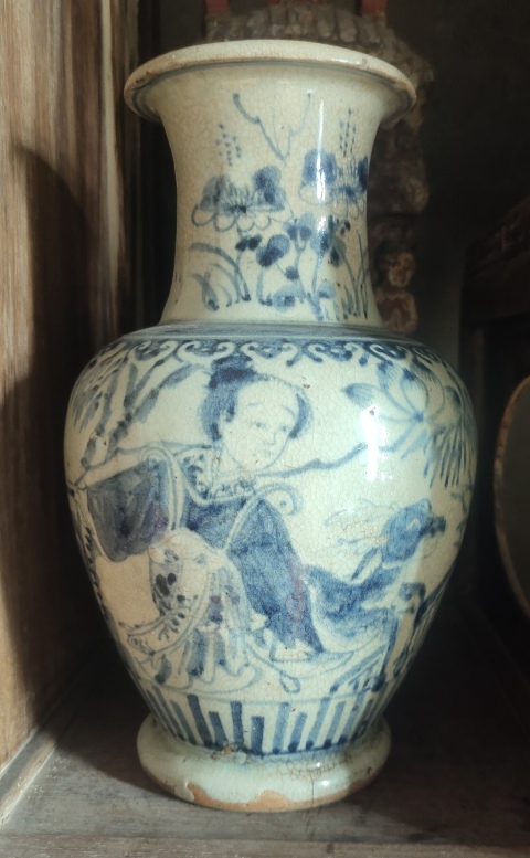 古玩陶瓷清代哥釉青花仕女人物紋瓶拍賣(mài),當(dāng)前價(jià)格9800元