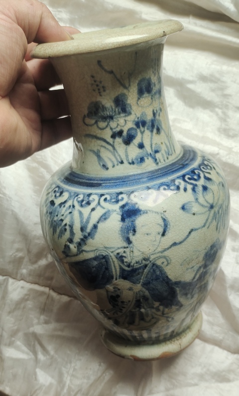 古玩陶瓷清代哥釉青花仕女人物紋瓶拍賣(mài),當(dāng)前價(jià)格9800元