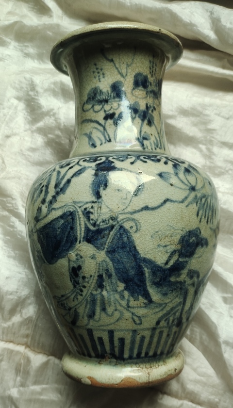古玩陶瓷清代哥釉青花仕女人物紋瓶拍賣(mài),當(dāng)前價(jià)格9800元