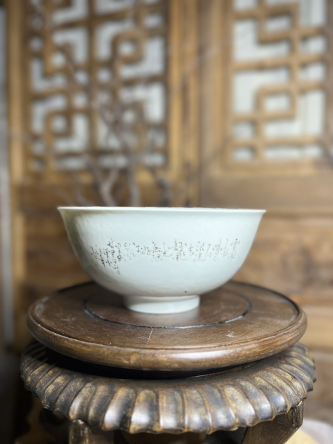 古玩陶瓷【帶證書·精品御窯廠名家款】胭脂紅彩山水人物詩文墩式碗拍賣，當前價格23000元