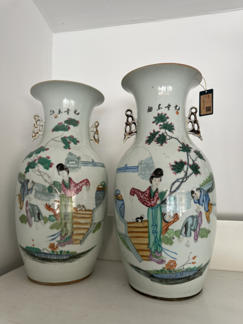 古玩陶瓷粉彩三娘教子紋雙耳瓶一對拍賣,當前價格12000元