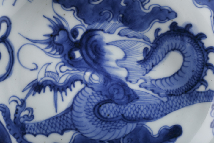 古玩陶瓷清雍正·青花過墻龍紋盤拍賣,當前價格12000元