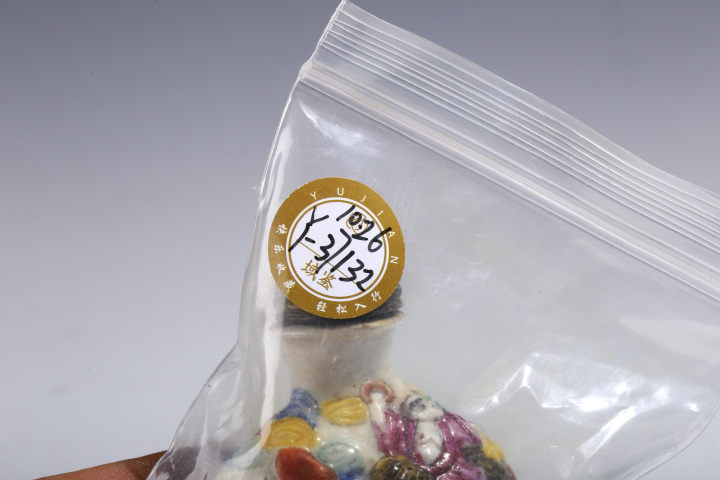 古玩陶瓷晚清民國·粉彩雕瓷十八羅漢紋鼻煙壺拍賣，當前價格15000元