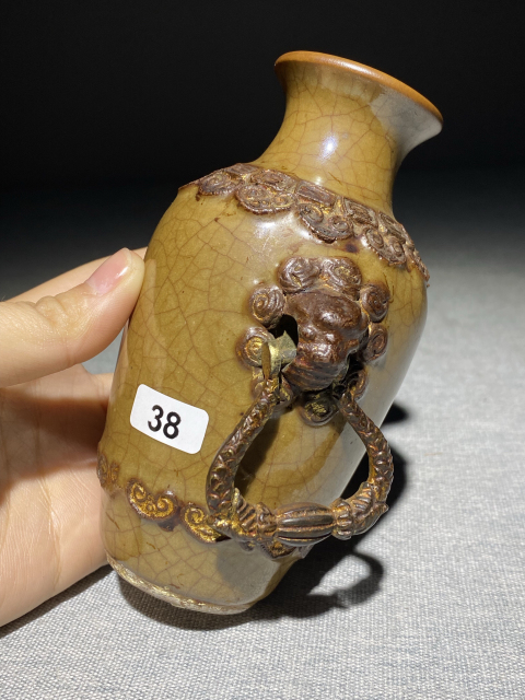 古玩陶瓷黃哥釉回紋雙獸耳瓶拍賣，當(dāng)前價格25888元