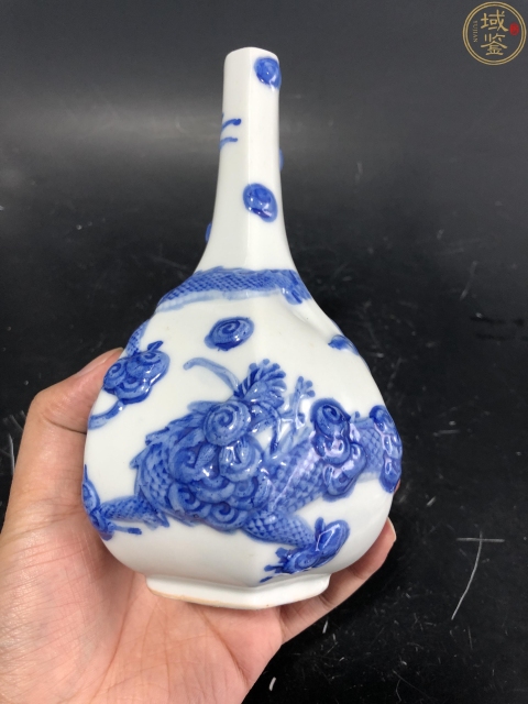 古玩陶瓷實物保真  創匯·青花堆塑祥云龍紋膽瓶拍賣，當前價格680元