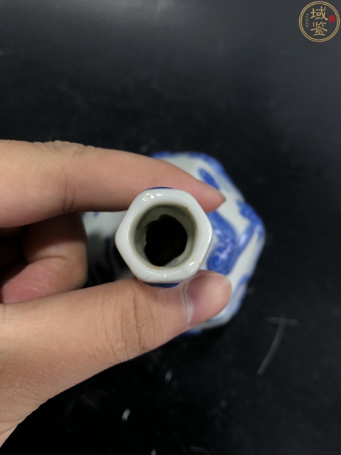 古玩陶瓷實物保真  創匯·青花堆塑祥云龍紋膽瓶拍賣，當前價格680元