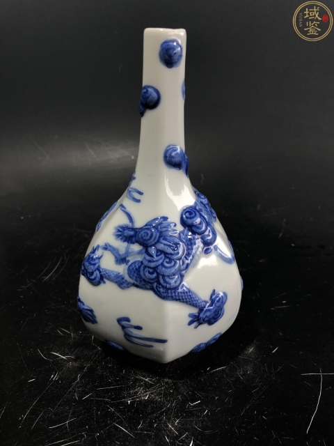 古玩陶瓷實物保真  創匯·青花堆塑祥云龍紋膽瓶拍賣，當前價格680元