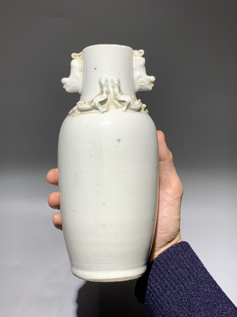 古玩陶瓷清代中晚期白釉堆塑瑞獸紋花瓶拍賣，當前價格399元