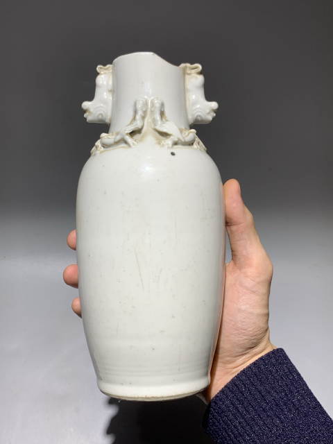 古玩陶瓷清代中晚期白釉堆塑瑞獸紋花瓶拍賣，當前價格399元