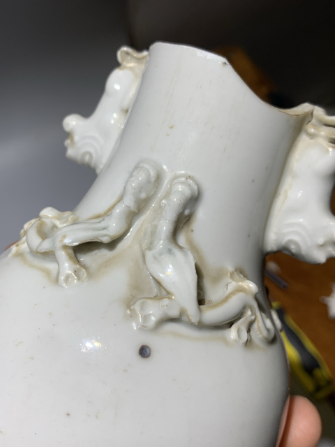 古玩陶瓷清代中晚期白釉堆塑瑞獸紋花瓶拍賣，當前價格399元
