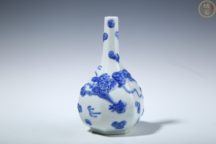 古玩陶瓷實物保真  創匯·青花堆塑祥云龍紋膽瓶拍賣，當前價格680元