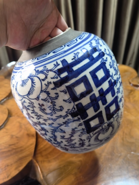 骨董品   元青花纏枝蓋缶 An extremely rare blue and white 'peony' jar, guan, Yuan