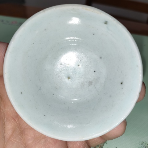古玩陶瓷清中期,嘉道豆青釉美品仰鐘杯拍賣,當前價格150元