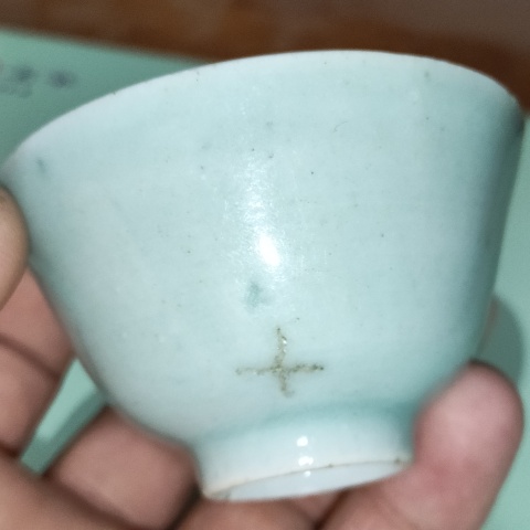 古玩陶瓷清中期,嘉道豆青釉美品仰鐘杯拍賣,當前價格150元