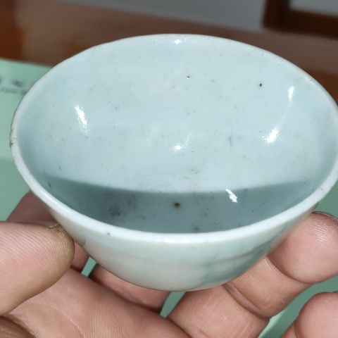 古玩陶瓷清中期,嘉道豆青釉美品仰鐘杯拍賣,當前價格150元