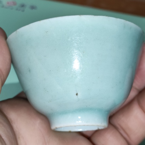 古玩陶瓷清中期,嘉道豆青釉美品仰鐘杯拍賣,當前價格150元