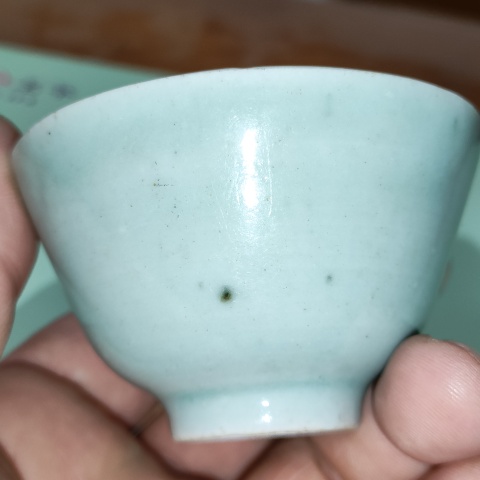 古玩陶瓷清中期,嘉道豆青釉美品仰鐘杯拍賣,當前價格150元