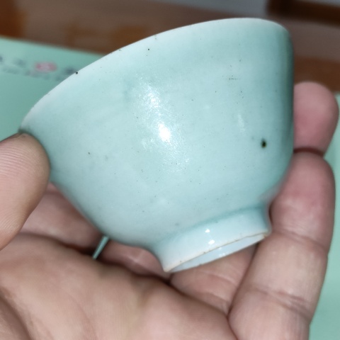 古玩陶瓷清中期,嘉道豆青釉美品仰鐘杯拍賣,當前價格150元
