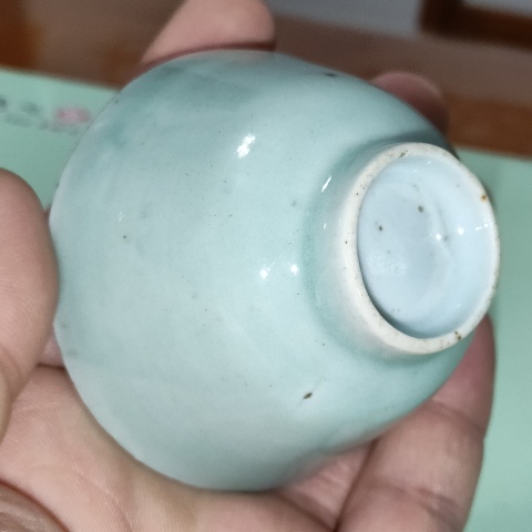 古玩陶瓷清中期,嘉道豆青釉美品仰鐘杯拍賣,當前價格150元
