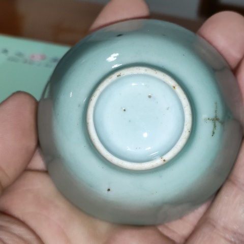 古玩陶瓷清中期,嘉道豆青釉美品仰鐘杯拍賣,當前價格150元