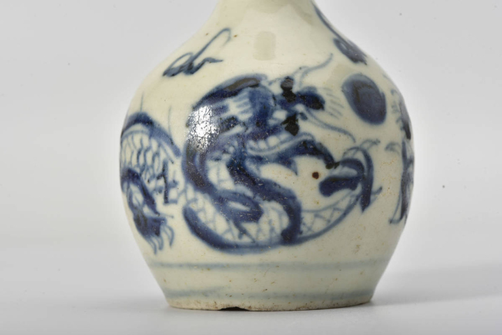古玩陶瓷清道光二龍戲珠青花長(zhǎng)頸瓶拍賣(mài)，當(dāng)前價(jià)格3600元
