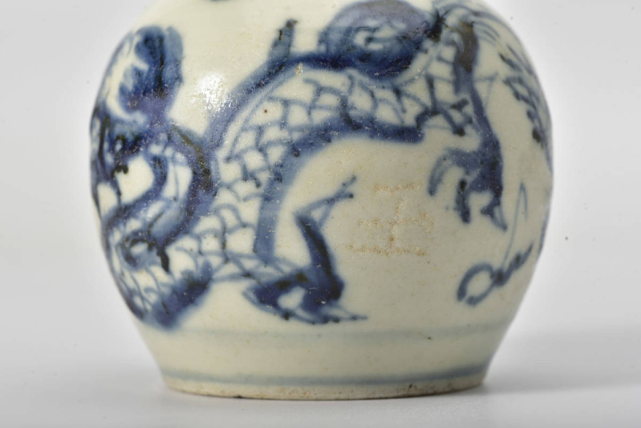 古玩陶瓷清道光二龍戲珠青花長(zhǎng)頸瓶拍賣(mài)，當(dāng)前價(jià)格3600元