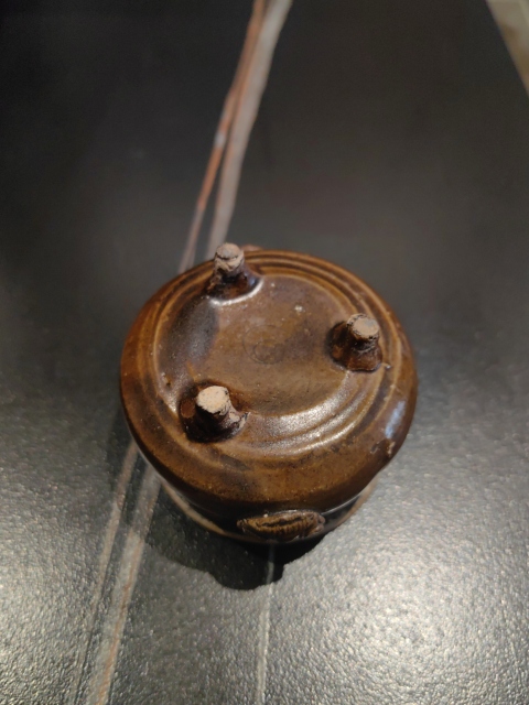 古玩陶瓷明代醬釉三足小琴爐拍賣，當前價格1999元