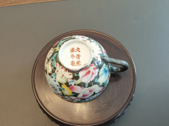 古玩陶瓷大清乾隆年製官窯款墨地粉彩百花不落地紋杯拍賣，當前價格500元