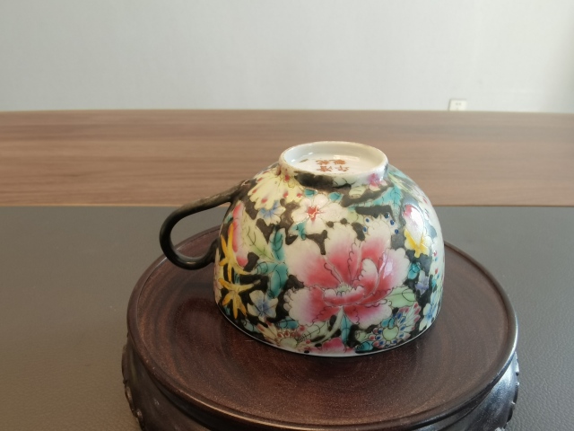 古玩陶瓷大清乾隆年製官窯款墨地粉彩百花不落地紋杯拍賣，當前價格500元