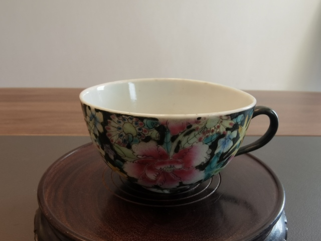 古玩陶瓷大清乾隆年製官窯款墨地粉彩百花不落地紋杯拍賣，當前價格500元