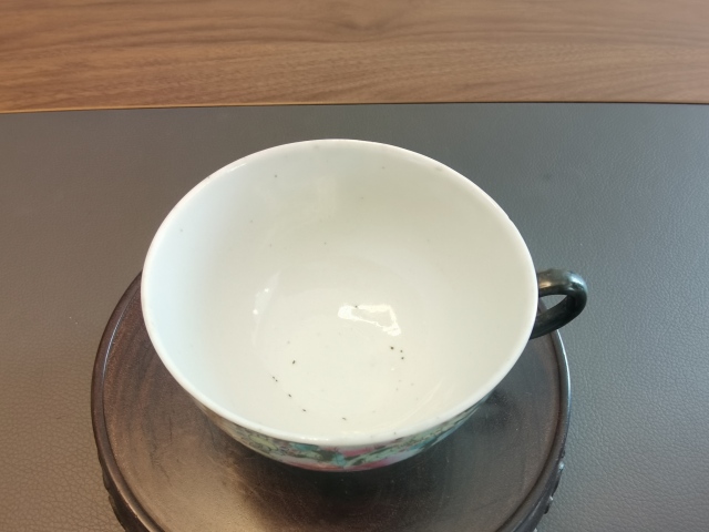 古玩陶瓷大清乾隆年製官窯款墨地粉彩百花不落地紋杯拍賣，當前價格500元