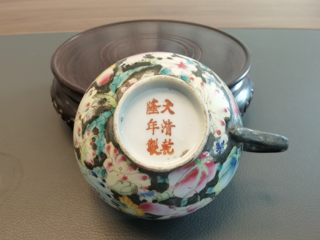 古玩陶瓷大清乾隆年製官窯款墨地粉彩百花不落地紋杯拍賣，當前價格500元