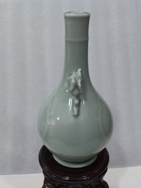 古玩陶瓷青釉梅花耳長頸瓶拍賣,當(dāng)前價(jià)格280元