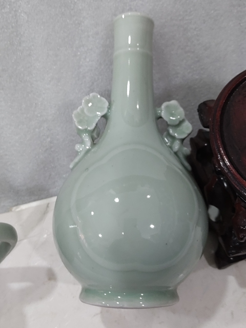 古玩陶瓷青釉梅花耳長頸瓶拍賣,當(dāng)前價(jià)格280元
