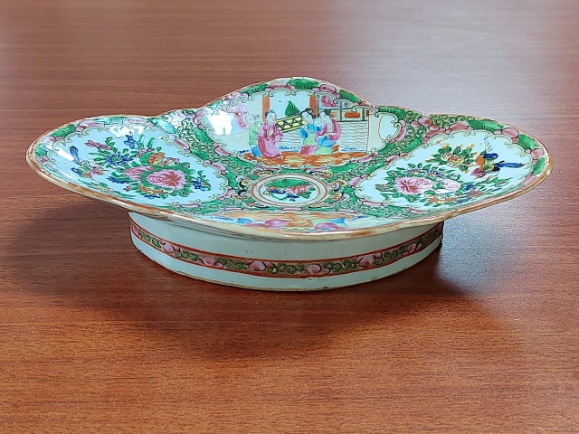 古玩陶瓷人物花鳥蝶紋廣彩海棠型貢盤拍賣,當前價格1580元