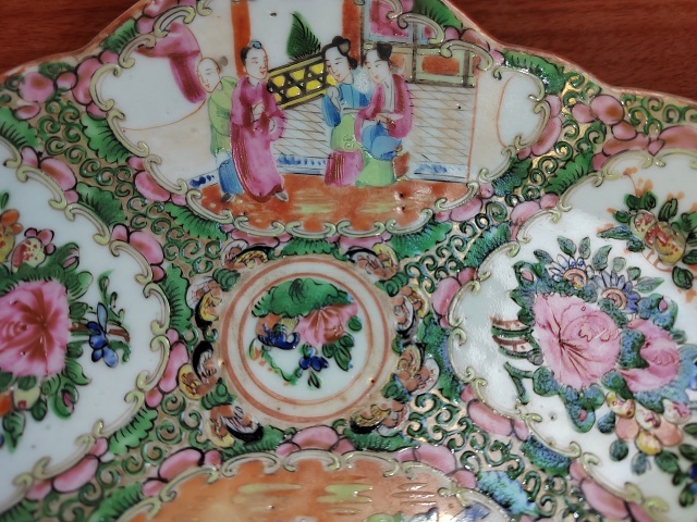 古玩陶瓷人物花鳥蝶紋廣彩海棠型貢盤拍賣,當前價格1580元