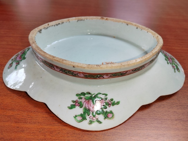 古玩陶瓷人物花鳥蝶紋廣彩海棠型貢盤拍賣,當前價格1580元