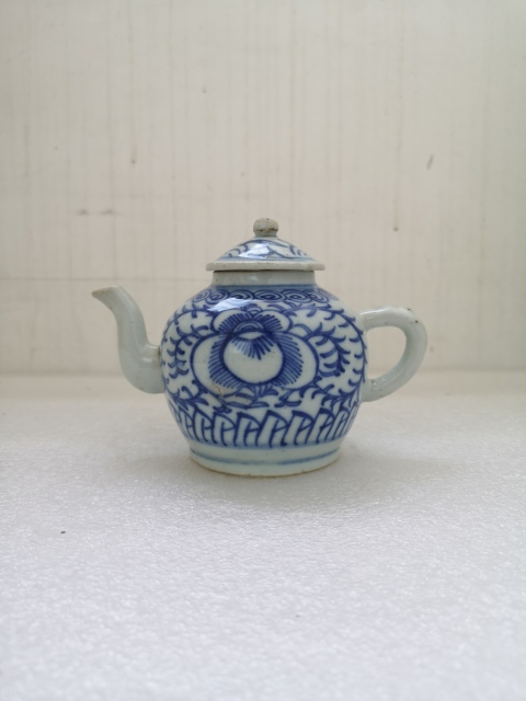 古玩陶瓷花卉紋青花執(zhí)壺拍賣,當(dāng)前價(jià)格850元