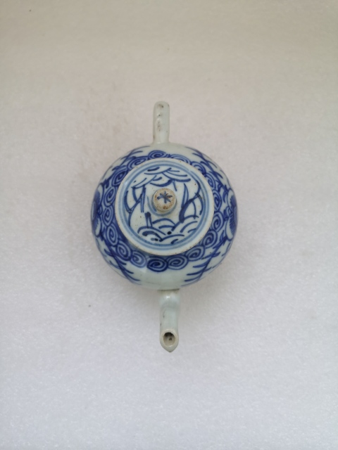 古玩陶瓷花卉紋青花執(zhí)壺拍賣,當(dāng)前價(jià)格850元