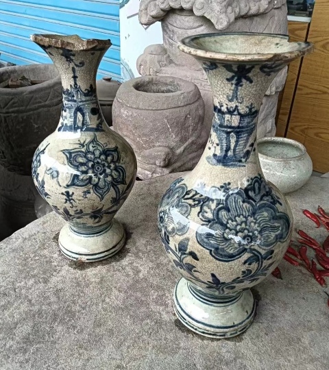 古玩陶瓷明中晚期花卉紋青花瓶一對。拍賣,當前價格29800元