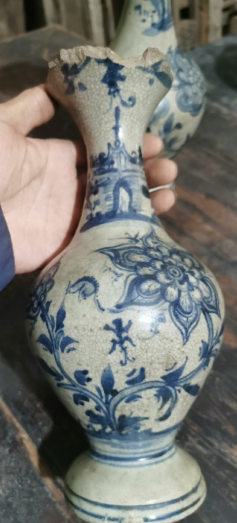 古玩陶瓷明中晚期花卉紋青花瓶一對。拍賣,當前價格29800元