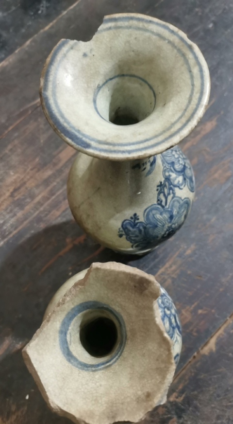 古玩陶瓷明中晚期花卉紋青花瓶一對。拍賣,當前價格29800元
