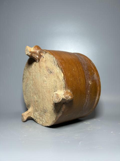 古玩陶瓷館藏級珍品漢代黃釉弦紋三足奩拍賣,當前價格3980元