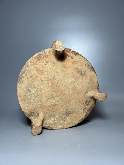 古玩陶瓷館藏級珍品漢代黃釉弦紋三足奩拍賣,當前價格3980元