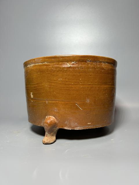 古玩陶瓷館藏級珍品漢代黃釉弦紋三足奩拍賣,當前價格3980元