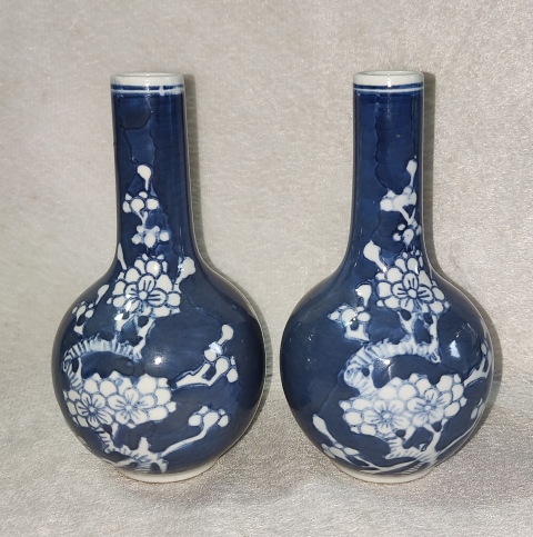 古玩陶瓷青花留白梅紋天球瓶拍賣,當前價格888元