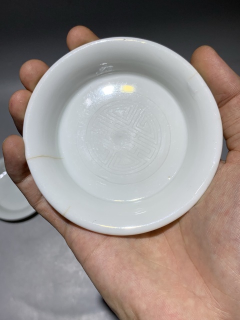 古玩陶瓷白釉暗刻壽字紋小盤一對拍賣，當前價格204元