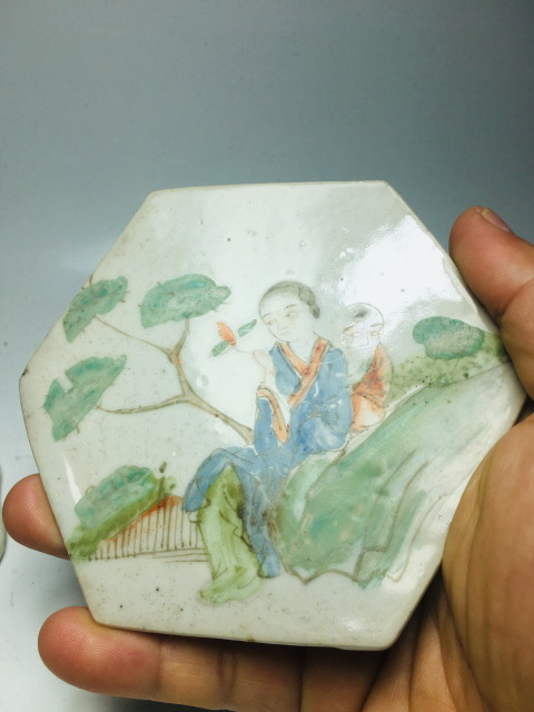 古玩陶瓷（民國(guó)）粉彩人物紋瓷板畫(huà)拍賣(mài)，當(dāng)前價(jià)格0元