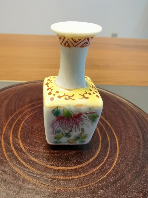 古玩陶瓷粉彩四季花卉紋撇口瓶拍賣,當(dāng)前價(jià)格450元